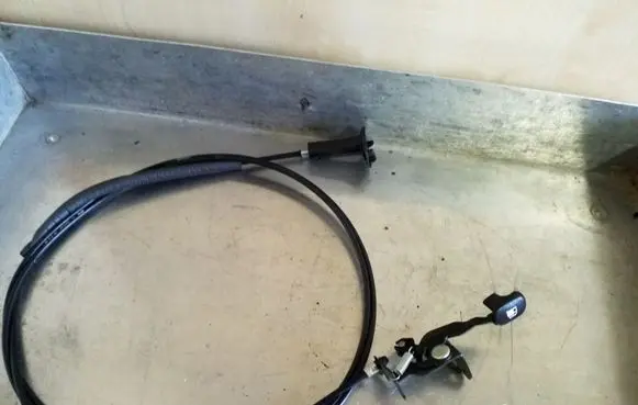 KIA Sportage Fuel cap flap release cable 