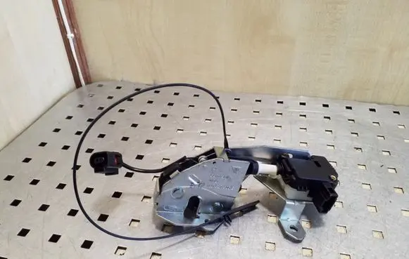 Volkswagen Touareg I Tailgate window lock/catch/latch 7L0827506E