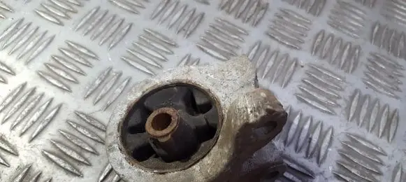 Nissan Micra Engine mount bracket