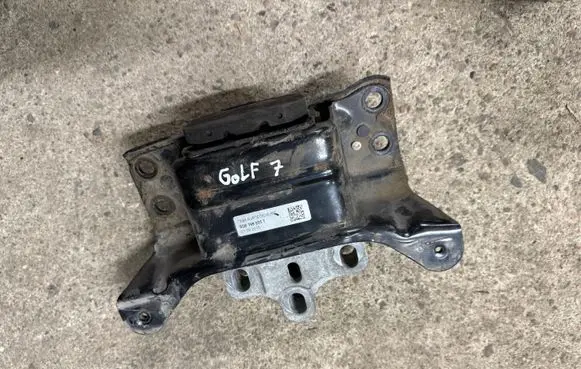 Volkswagen PASSAT B6 Engine mount bracket 5Q0199555T