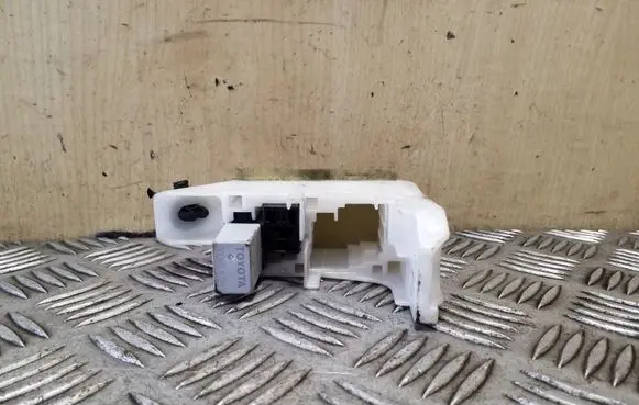 Toyota Avensis T270 Relay mounting block 
