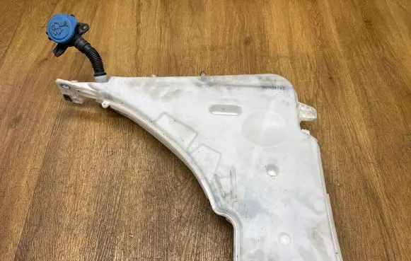 Windshield washer fluid reservoir/tank