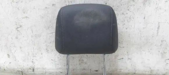 Nissan Juke I F15 Front seat headrest