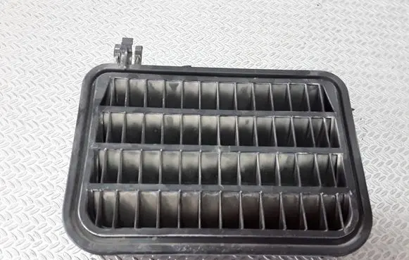 Quarter panel pressure vent