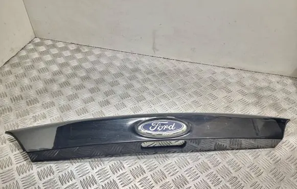 Tailgate trim