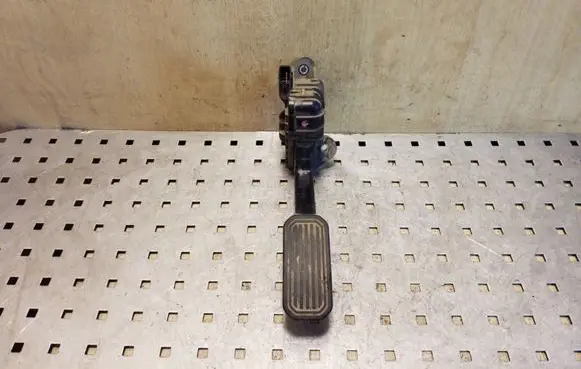 Toyota Land Cruiser (J120) Accelerator throttle pedal 7812060350 1988003020