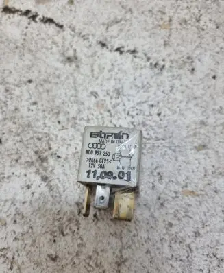 Volkswagen PASSAT B5 Other relay 8D0951253