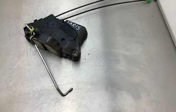Toyota Yaris Front door lock 