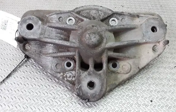Volkswagen Touareg I Coil spring mount 7L0412391