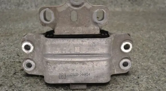 Volkswagen PASSAT B6 Engine mount bracket 3C0199555 MP4766 65400