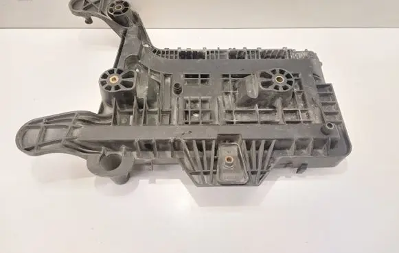 Volkswagen PASSAT B6 Battery box tray 1K0915333