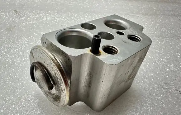 Volkswagen Touareg I Air conditioning (A/C) expansion valve 7L0820679B 52415754 328305