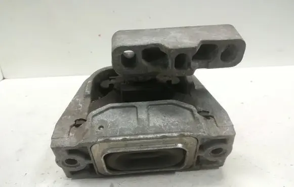 Volkswagen Caddy Engine mount bracket
