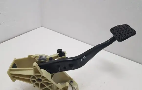 BMW 5 F10 F11 Brake pedal 677536804