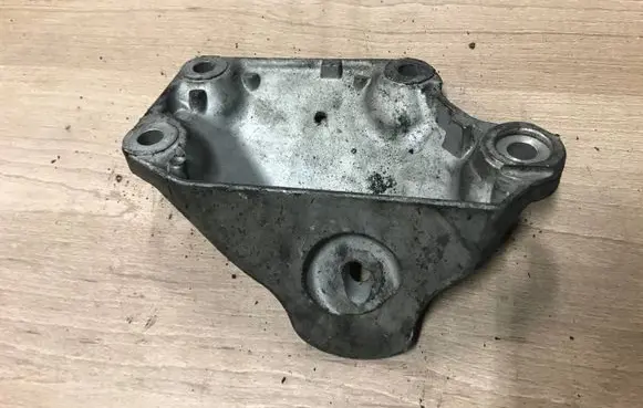 BMW 5 E60 E61 Engine mounting bracket 6776669