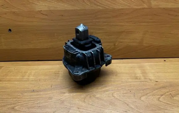Engine mount bracket