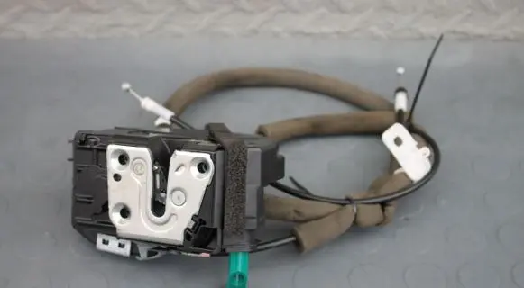 Nissan Note (E12) Front door lock