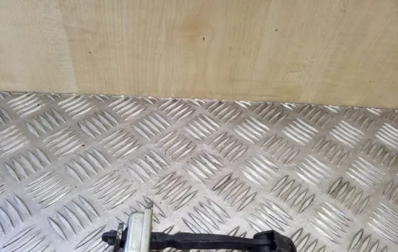 Nissan Qashqai Front door check strap stopper