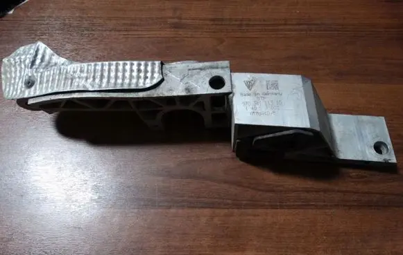 Porsche Panamera (970) Engine mounting bracket 97034111310970