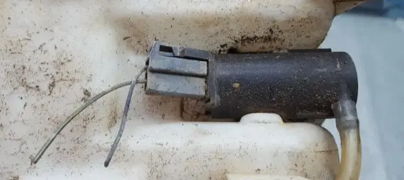 Suzuki Baleno EG Windscreen/windshield washer pump