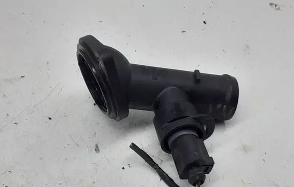 Volkswagen PASSAT B6 Engine coolant pipe/hose 03G121121D