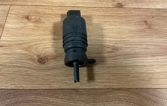 Volkswagen PASSAT B6 Windscreen/windshield washer pump 1T0955651 3028149