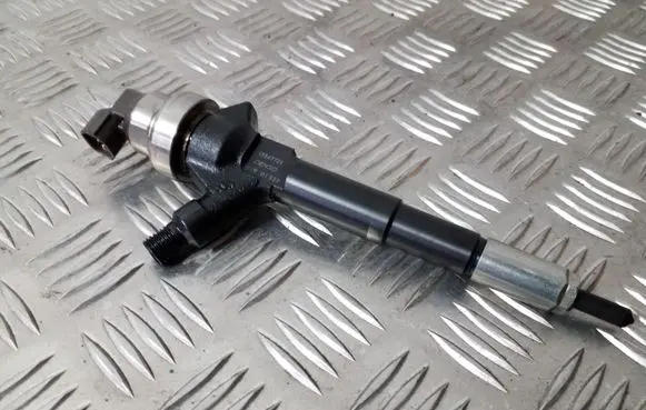 Opel Mokka Fuel injector 55567729