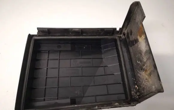 Volkswagen Jetta V Fuse box cover 1K0937132F