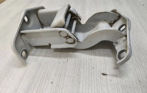 Tailgate/trunk/boot hinge