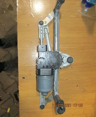 Volkswagen Polo II 86C 2F Front wiper linkage and motor VW6R1955119A