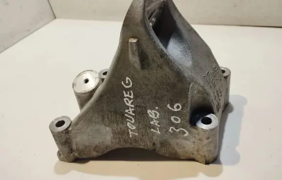 Volkswagen Touareg I Engine mounting bracket 07Z199308B