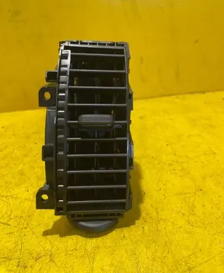 Nissan Note (E11) Dash center air vent grill 687509U00B