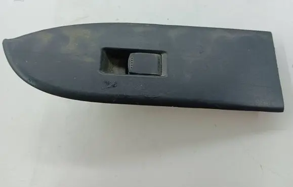 Suzuki Grand Vitara II Electric window control switch 8373765J0