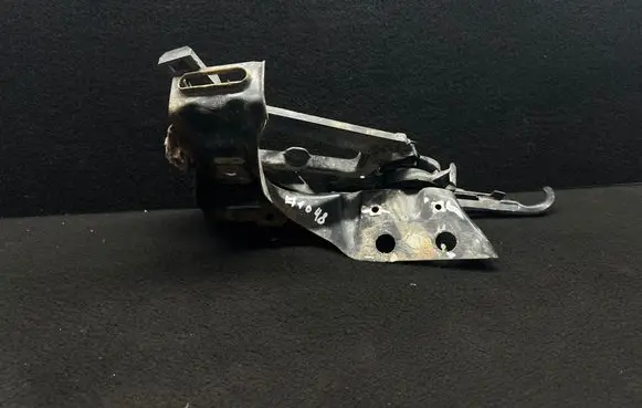 Headlight/headlamp mounting bracket