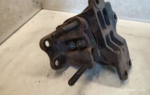 Hyundai Santa Fe Engine mount bracket 218322B000