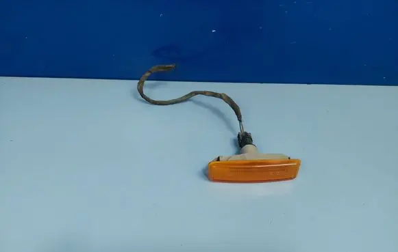 BMW 5 E39 Front fender indicator light 8360589