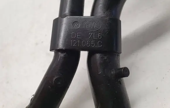 Volkswagen Touareg I Engine coolant pipe/hose 7L6121065C