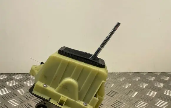 Mercedes-Benz C W204 Gear shifter/selector A2042677524