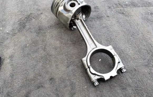 Volvo V70 Piston with connecting rod 81L79