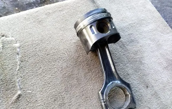 Mercedes-Benz Sprinter W906 Piston with connecting rod