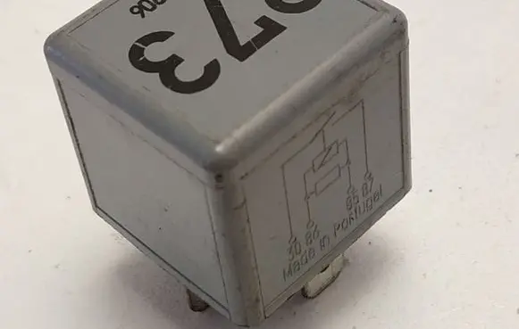 Volkswagen PASSAT B5.5 Other relay 8D0951253A