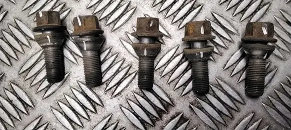 Volvo V70 Nuts/bolts 