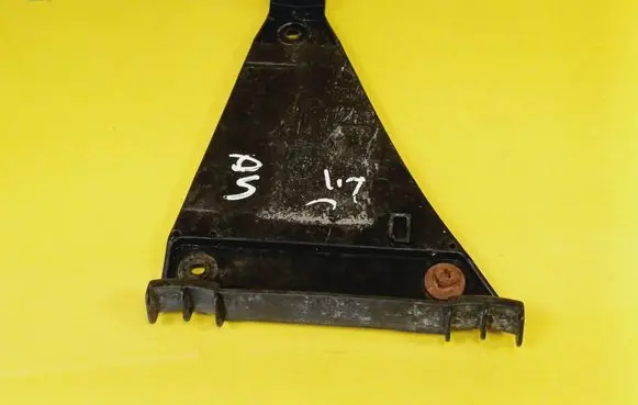 Rear bumper mounting bracket
