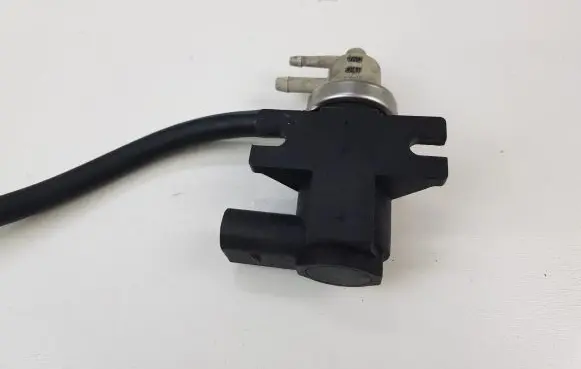 Audi A4 S4 B6 8E 8H Vacuum valve 