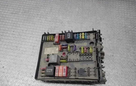 Volkswagen Golf V Fuse module 1K0937124H
