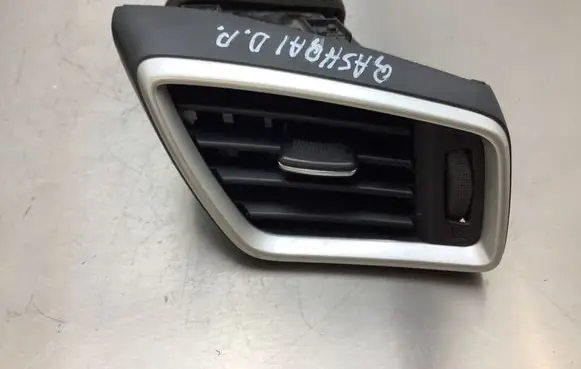 Nissan Qashqai Dashboard side air vent grill/cover trim 30490027