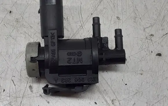 Volkswagen Touran II Turbo solenoid valve 1K0906283A