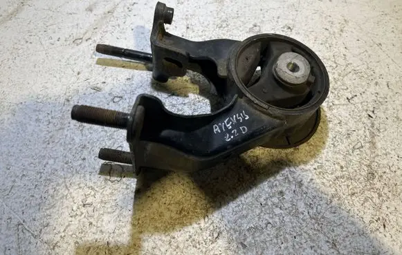 Toyota Avensis T250 Engine mount bracket
