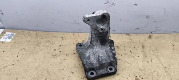Engine mounting bracket