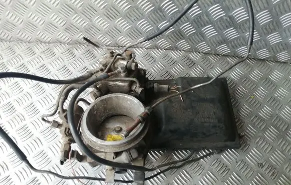 Volkswagen PASSAT B3 Fuel distributor 0438121076 0438101039 3437224033